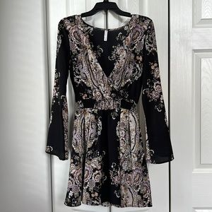 Beautiful long sleeve lightweight dress.